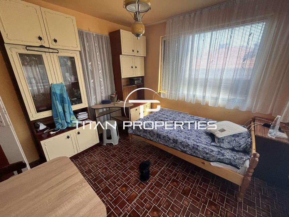 Къща с двор и АКТ 16 в гр. Айтос