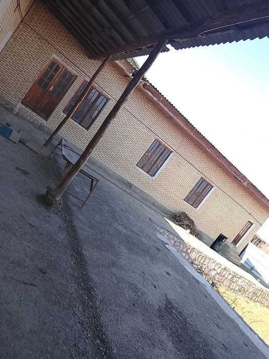 Barcha sharoitlariga ega 15 sotixli 8 ta xonasi bor uchastka sotiladi