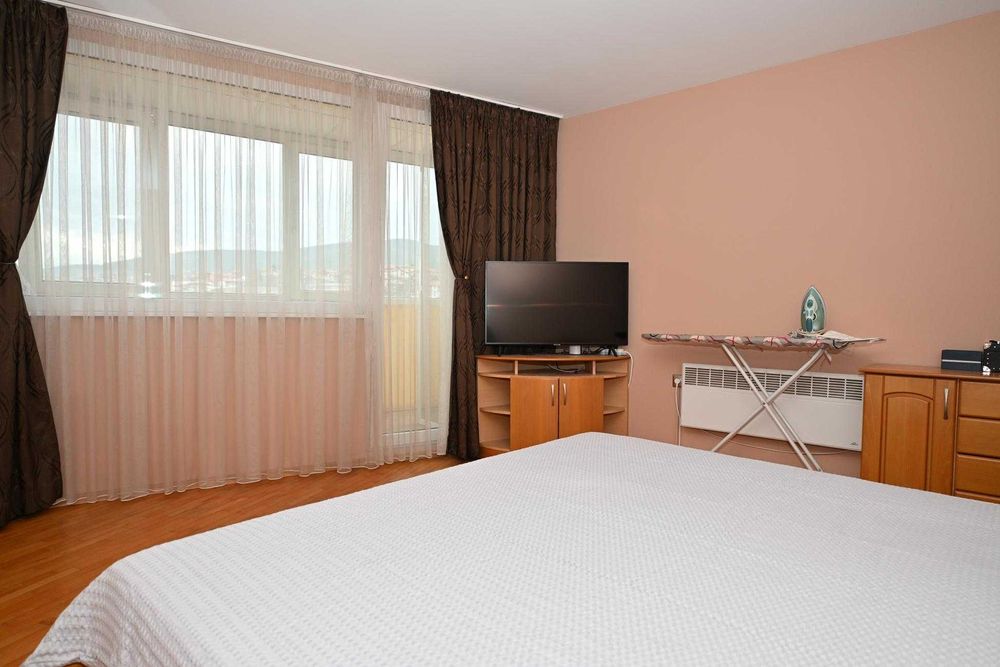 Четиристаен апартамент в гр. Перник център - с ремонт и обзавеждане