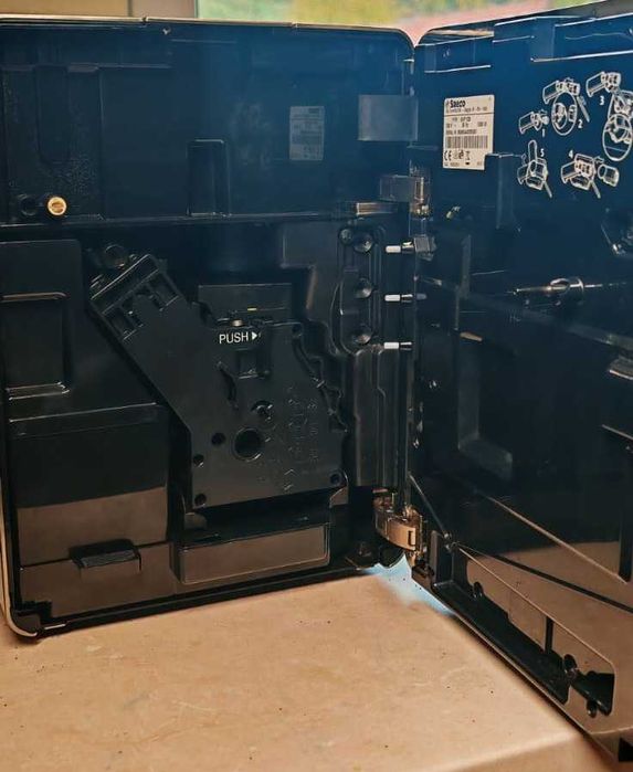 Espressor automat Saeco Xelsis – râșniță ceramică, carafă lapte