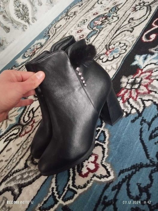 Аёллар кишки оёк кийими сотилади