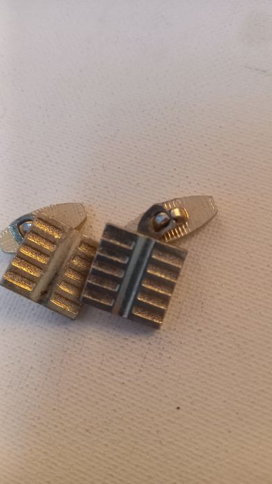 Butoni modernisti pentru camasa