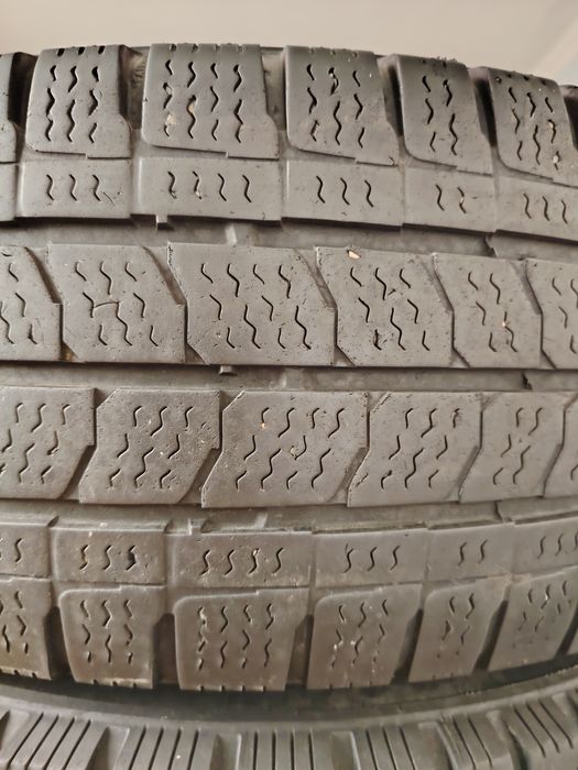 Шыны 215 65 R16 C зимняя made in Romania 4 штук.