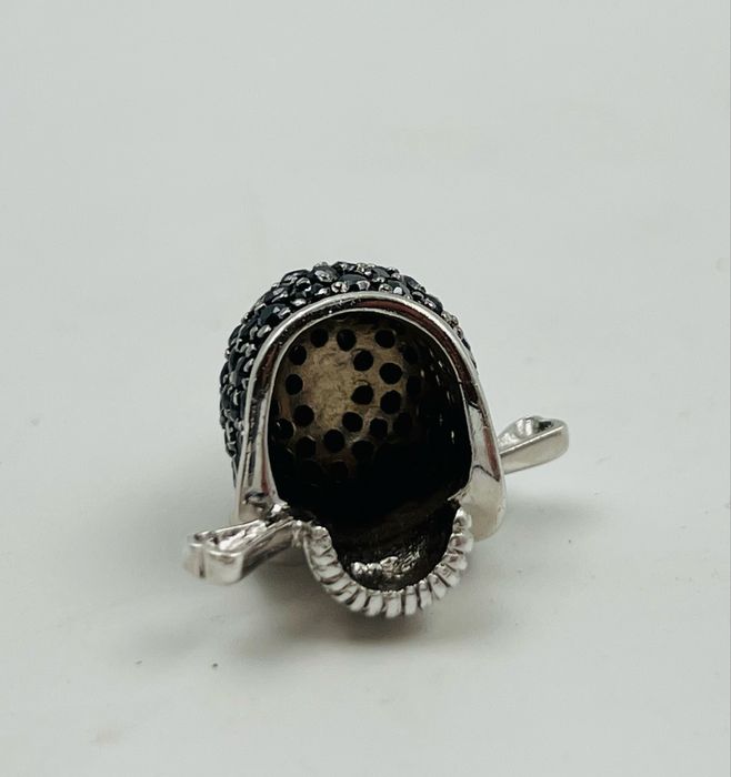 Сребърна висулка Череп с камъни