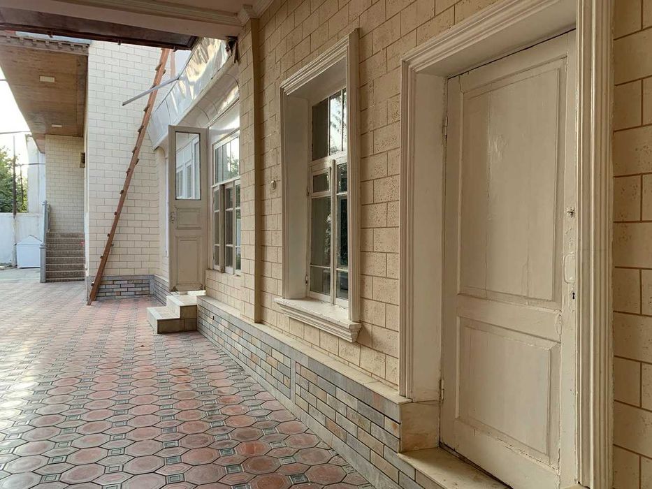 Срочно продаётся дом наземле (ховли) центр города.