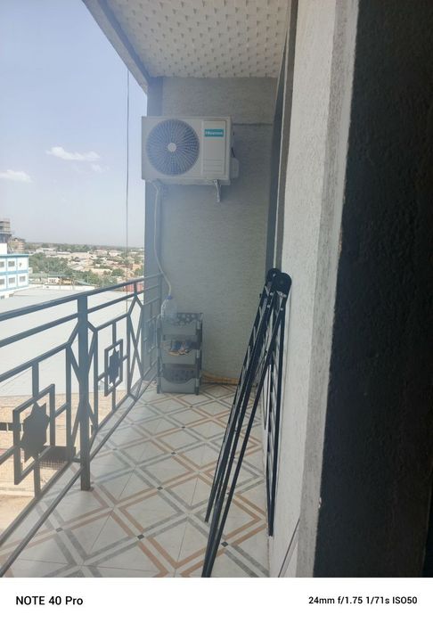 Kvartira sotiladi ko‘p qavatli bozor yonida