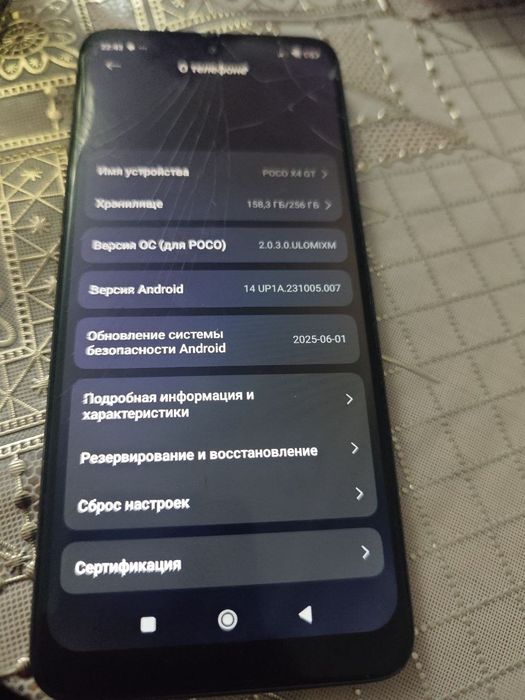 Poco продаю в хорошем состоянии из минусов экран чуть-чуть сломан
