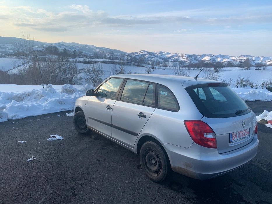 Vând Skoda Fabia, an fabricație 2011, echipată cu motor 1.6 TDI diesel, 90 CP, cutie de viteze manuală și normă de poluare Euro 5.