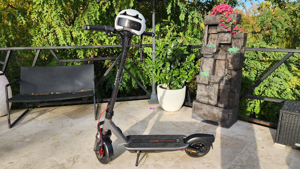 Vand trotineta electrica segway ninebot f3, cu cască.