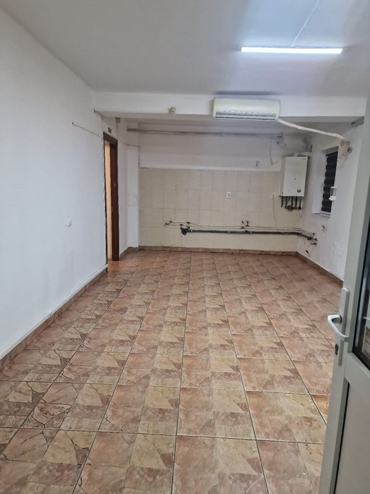 P.F. VAND  spatiu comercial in Floresti zona str. cetatii 50mp