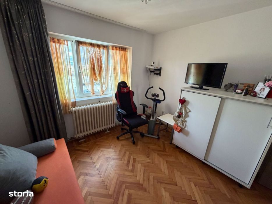 Apartament 3 camere, decomandat  - zona Cetate