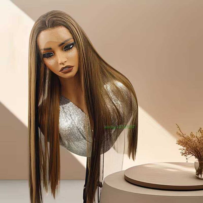 80 см блясък Кестенява синтетична перука с руси кичури и дантела 13×4