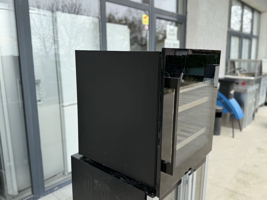 Малка хладилна  витрина с вентилатор  2 температурни нива