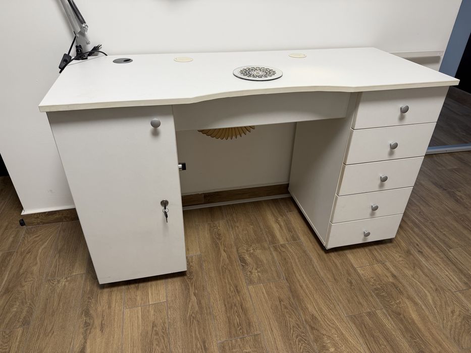 Masa manichiura cu aspirator incorporat