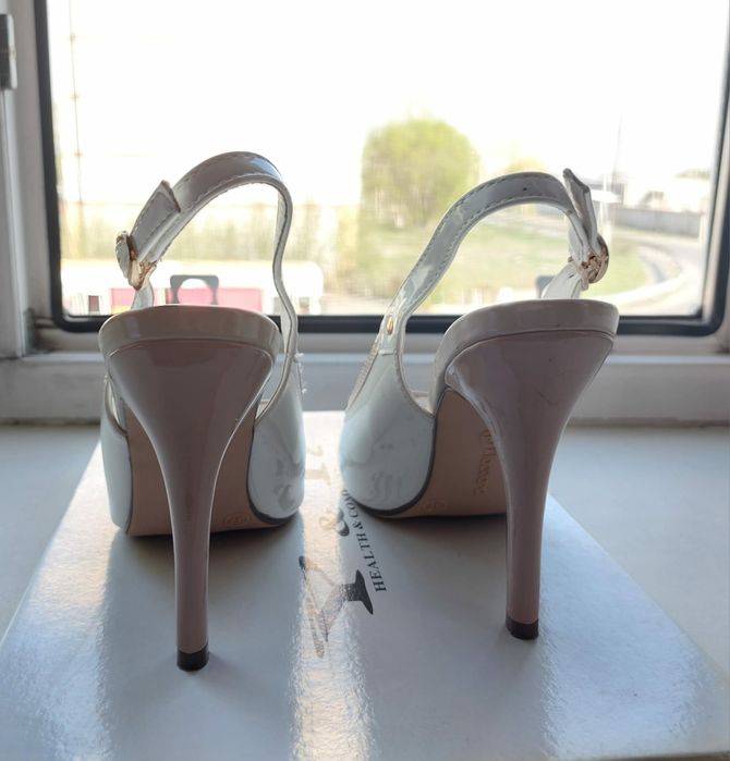 Красивые новые туфли