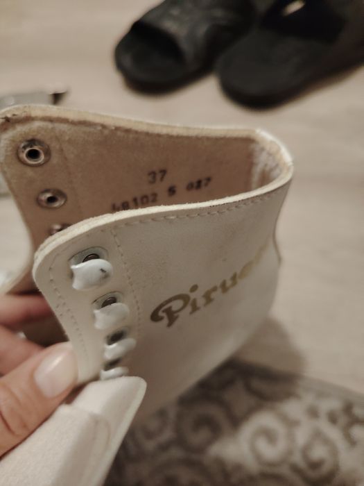 Продам коньки фигурные женские