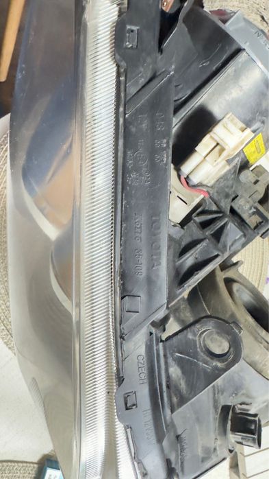 far dreapta xenon toyota avensis t25