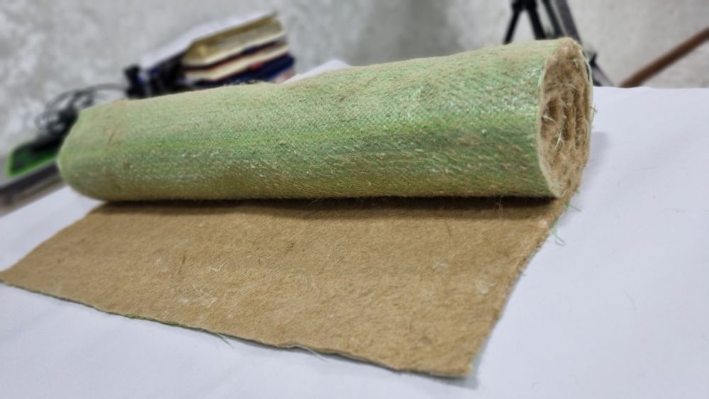 Ковролан из полиэтиленого мешка и дробленного  джута. Мешковой войлок