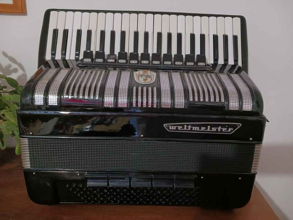 Продавам акордеон  S4