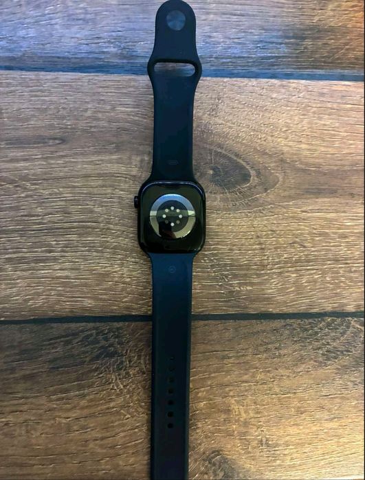 Apple Watch Series 11 (46 mm, GPS, алуминиев корпус, черен цвят).