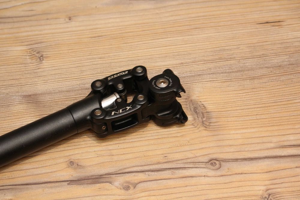 Tijă de șa cu suspensie SR Suntour SP12-NCX - 30,9 mm, aproape noua