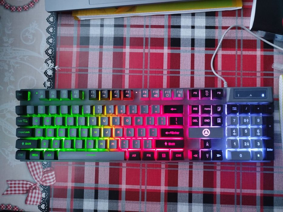 Tastatura Rgb în stare foarte bună