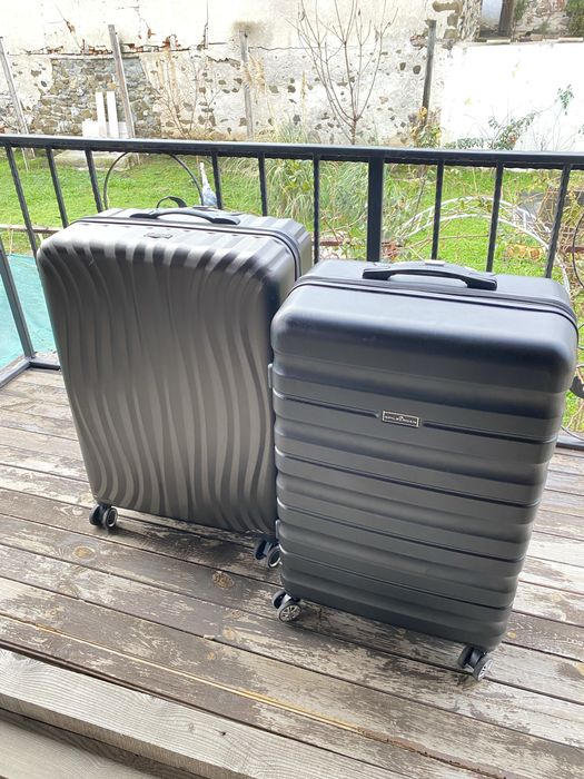 два големи куфаре