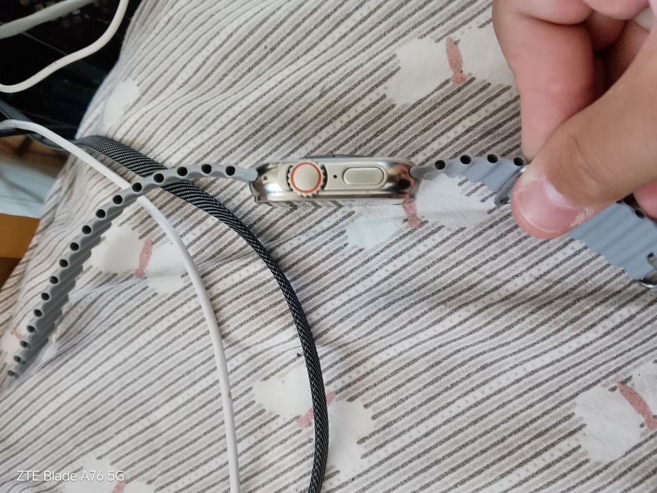 Ceas Smartwatch simplu arată vremea pe el pot să sun de pe el are un joc poți să l conectezi la telefon și să ți pui o poză de profil