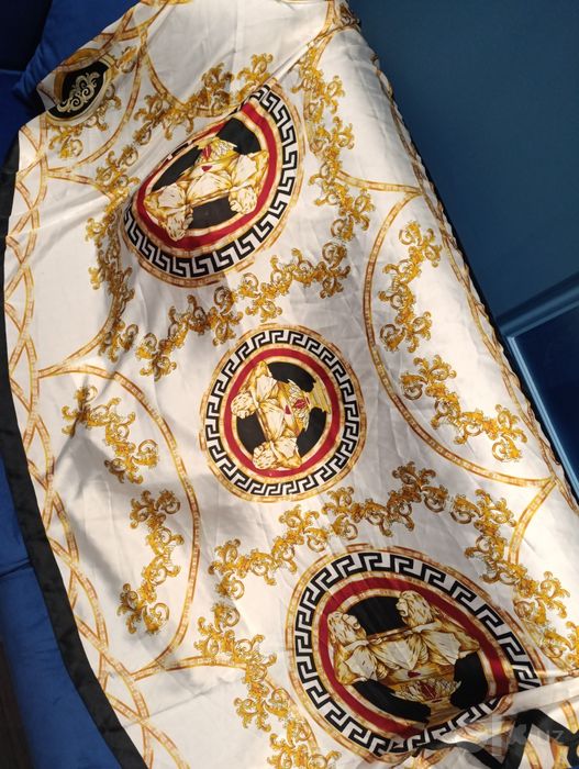 Роскошный  шелковый шарф ,платок Versace, барокко