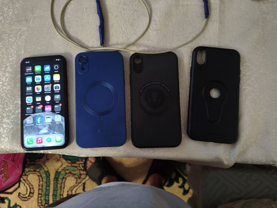 Продам айфон xr на 128 гб с чехлами в подарок