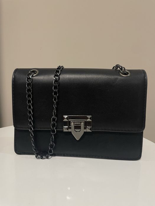 Черна малка чанта през рамо