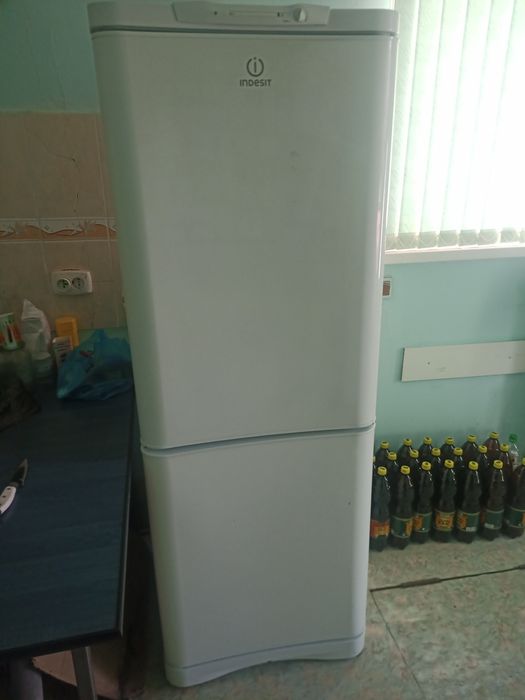Продам холодильник Indesit