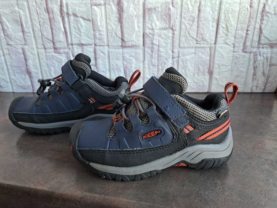 маратонки за момче,кожени кецове,спортни обувки Keen,номер25/26