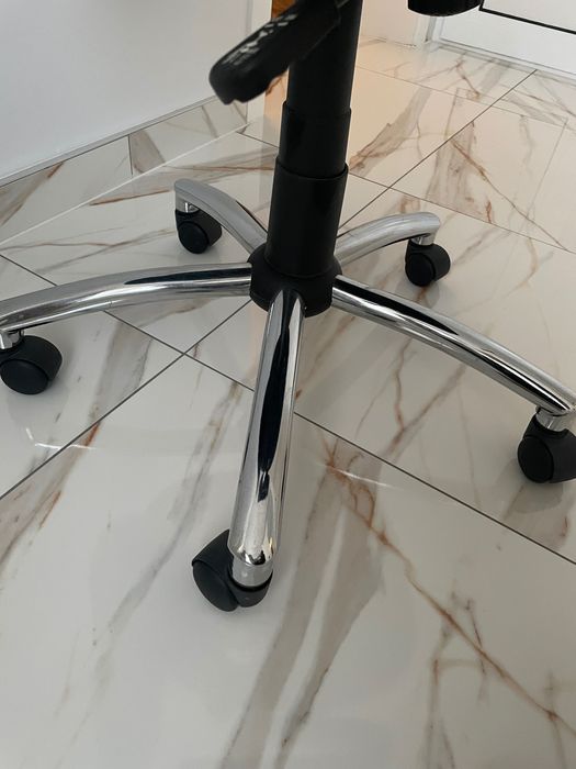 Въртящ офис стол