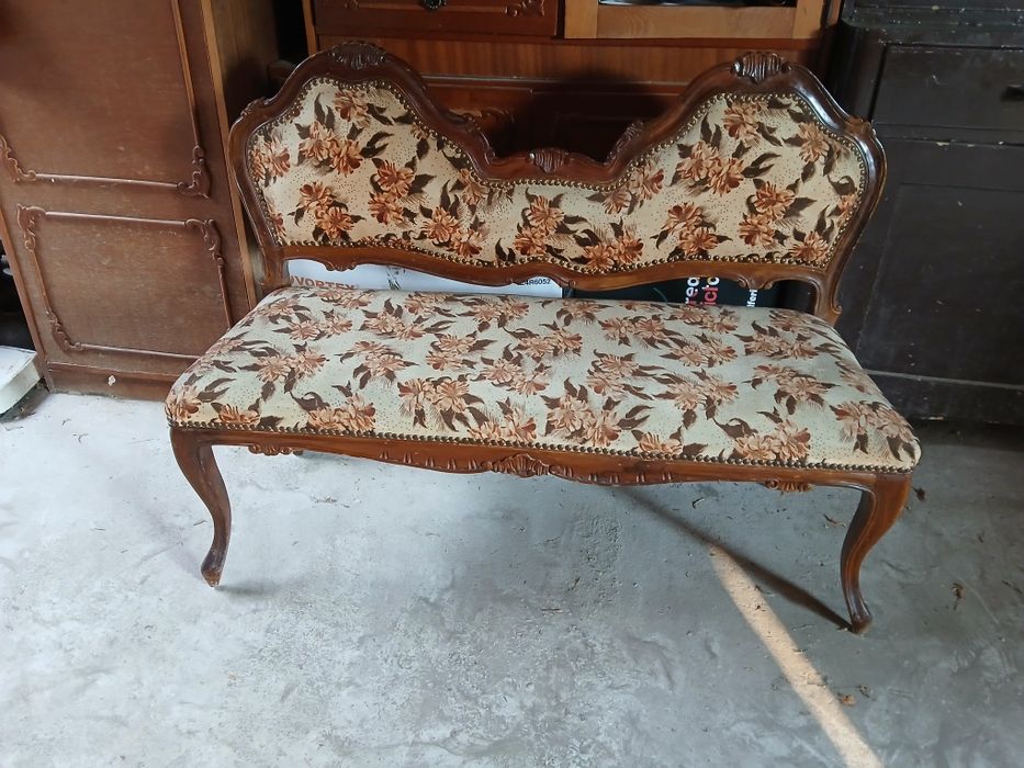 Bancuta  tapizata  ,se poate  utiliza  ca decor  in stare  buna  trebuie  doar curatata