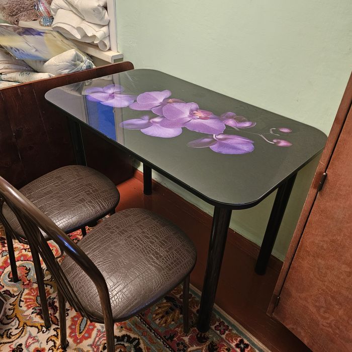 Продам стол и 4 стула