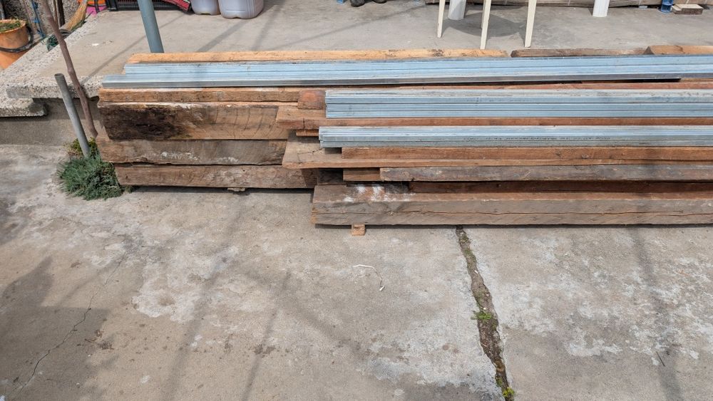 Дървени греди на различни размери подходящи за колони