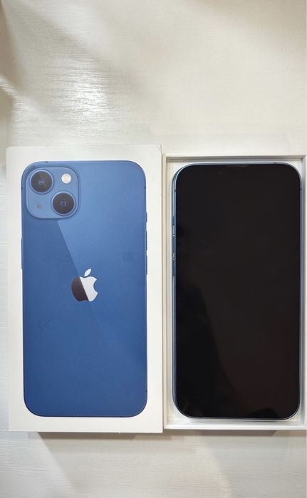 iPhone 13 в синем цвете