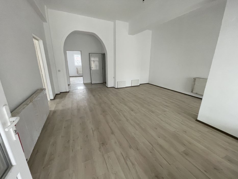 Apartamente cu spatiu comercial