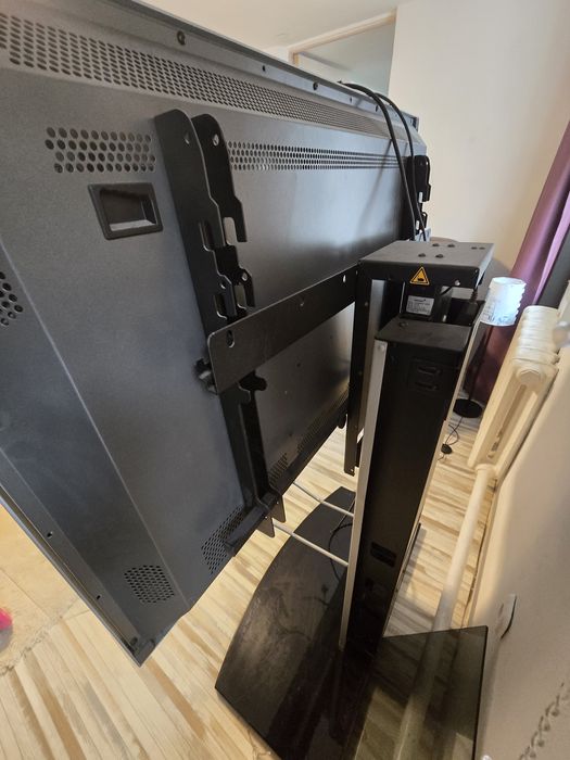 Телевизор " CONRAC"  с подставкой напольной