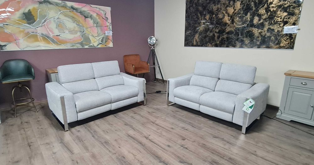 Сив комплект дивани две двойки от плат с електрически релакс механизъм