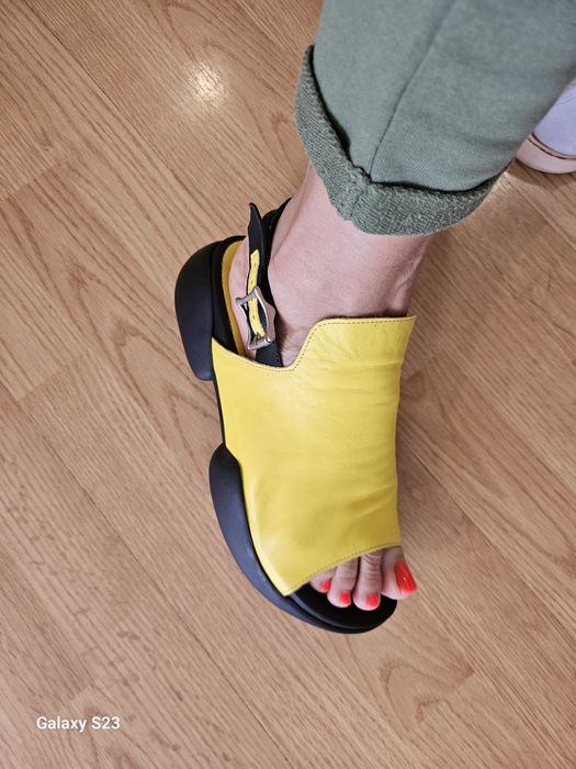 Sandale marimea 38. 40 lei