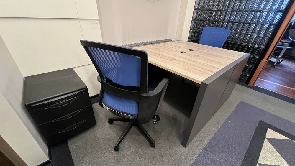 Продавам 3бр малко използвани офис столове