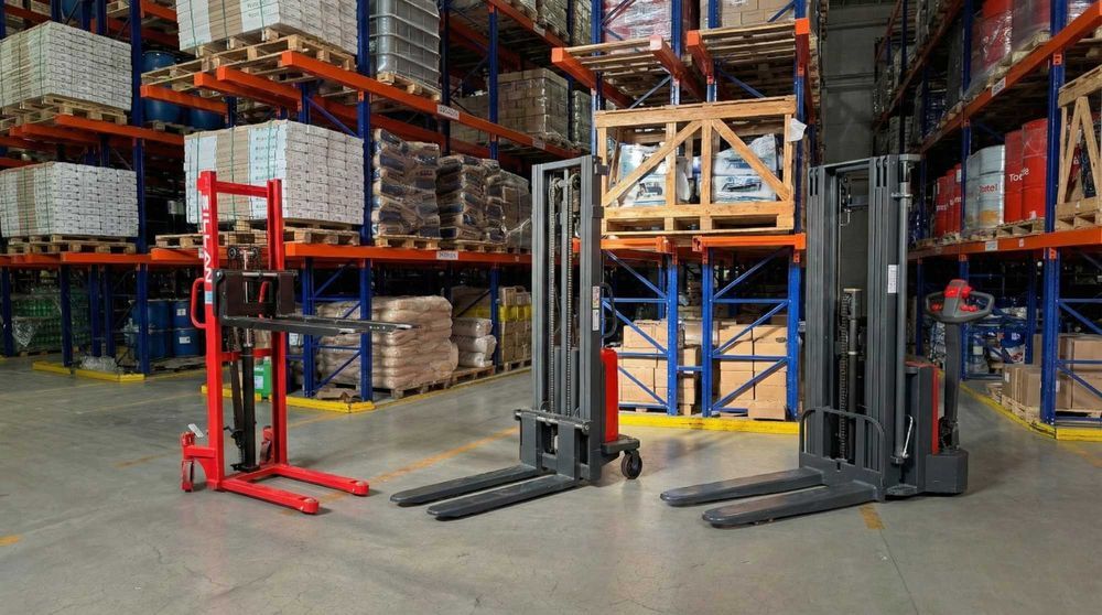 Штабелеры для склада – ручной, электрический, самоходный