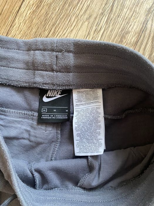 Тъмно сив анцунг Nike