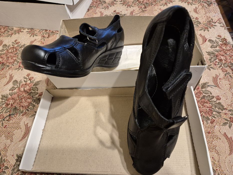 Нови черни обувки на платформа