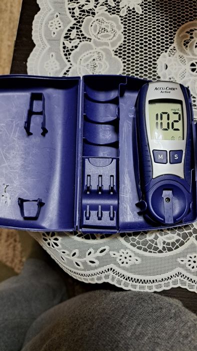 Vând glucometru Accucheck  Active stare bună