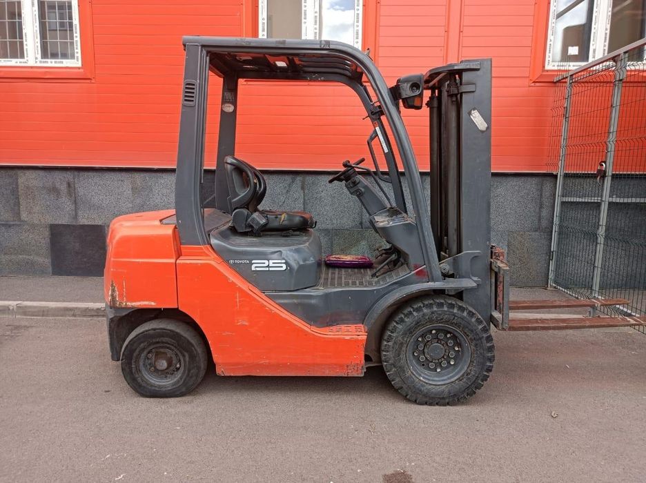 Погрузчик Тойта Кара