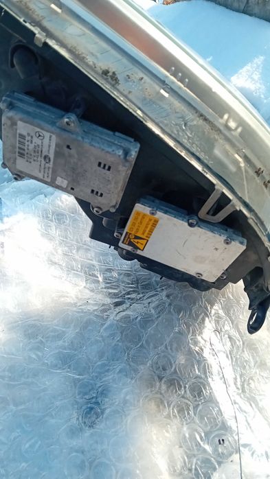 Продавам огинални фарове за мерцедес мл 164 с оргинален ксенон