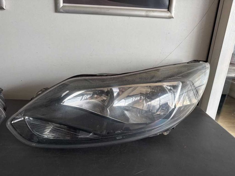 Faruri Ford Focus III far stanga BM51-13W030-SB far dreapta BM51-13W029-DH
